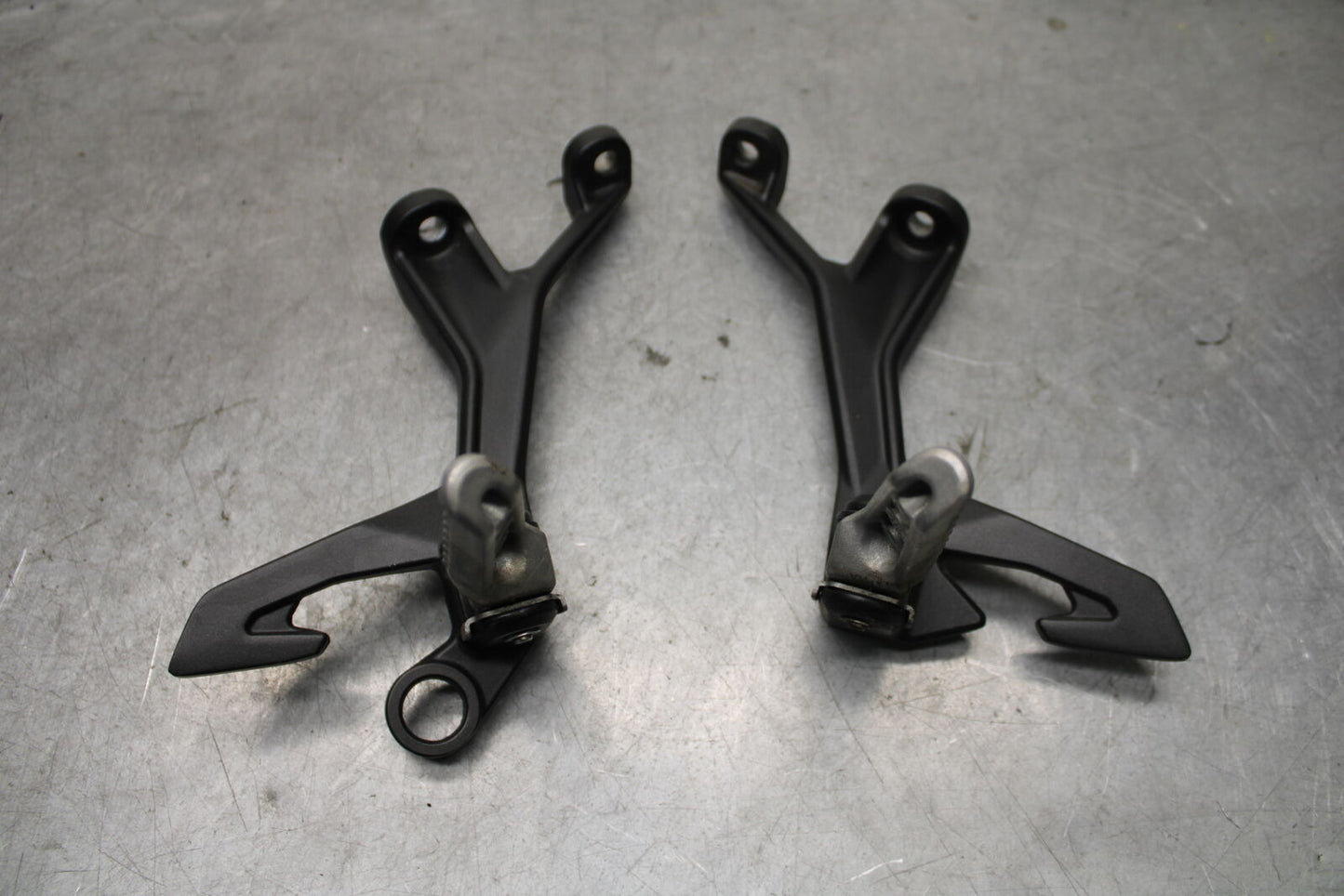 18-23 KAWASAKI NINJA 400 REAR BACK PASSENGER PEG SET PAIR  BB660
