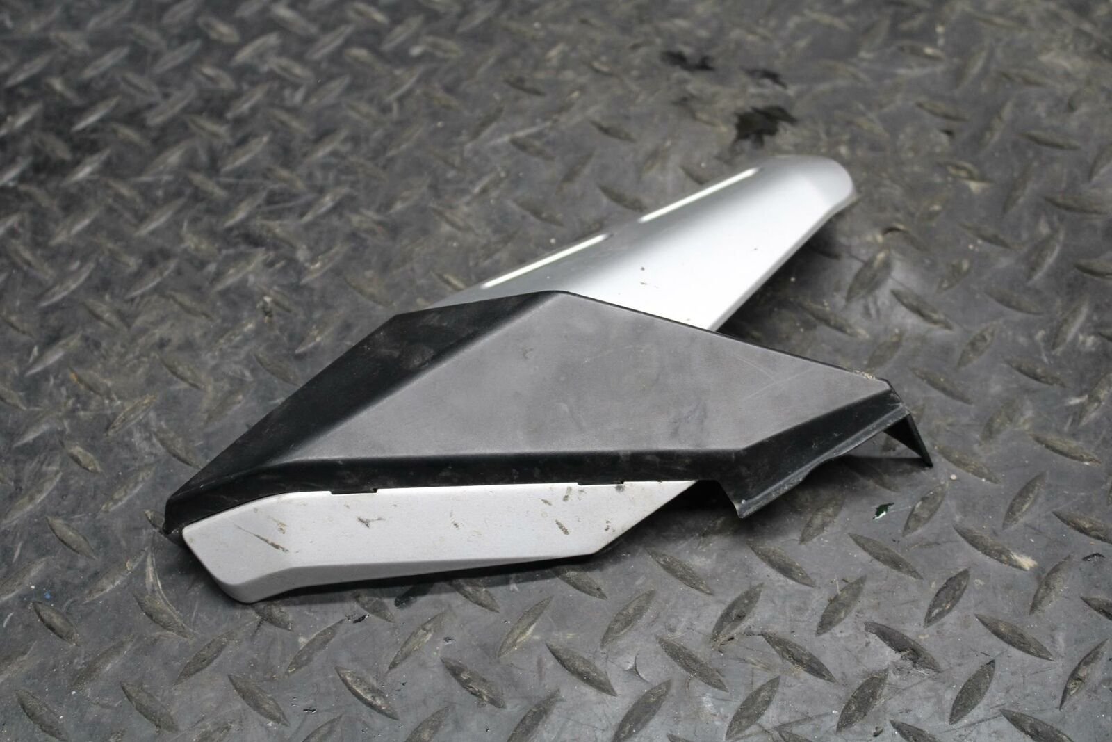 03-04 HONDA CBR600RR REAR BACK FENDER MUD GUARD TRIM LEFT BB200