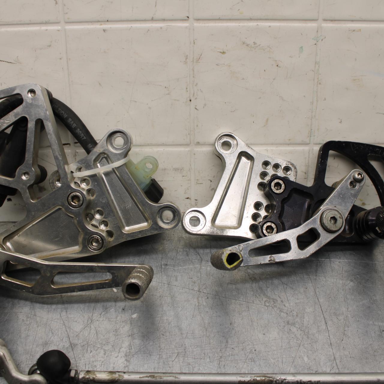 05 YAMAHA YZF R6S VORTEX RIGHT LEFT REARSETS REAR SET DRIVER FOOT PEGS BB600
