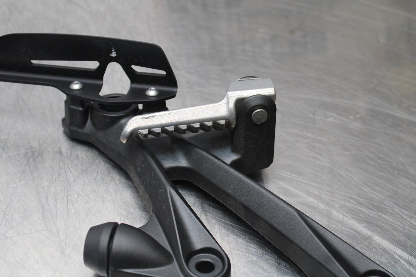 23-24 KAWASAKI NINJA ZX14R REAR BACK PASSENGER PEG SET PAIR BB153