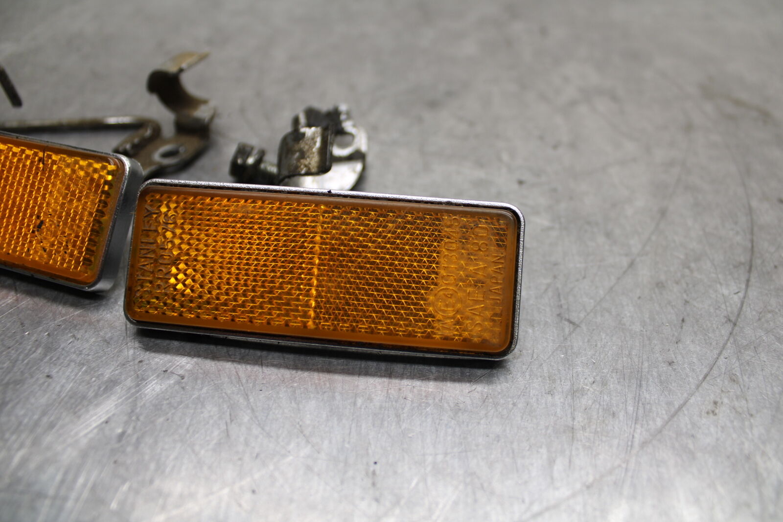 1984 Yamaha Virago 1000 REFLECTOR GARNISH MARKER BB117