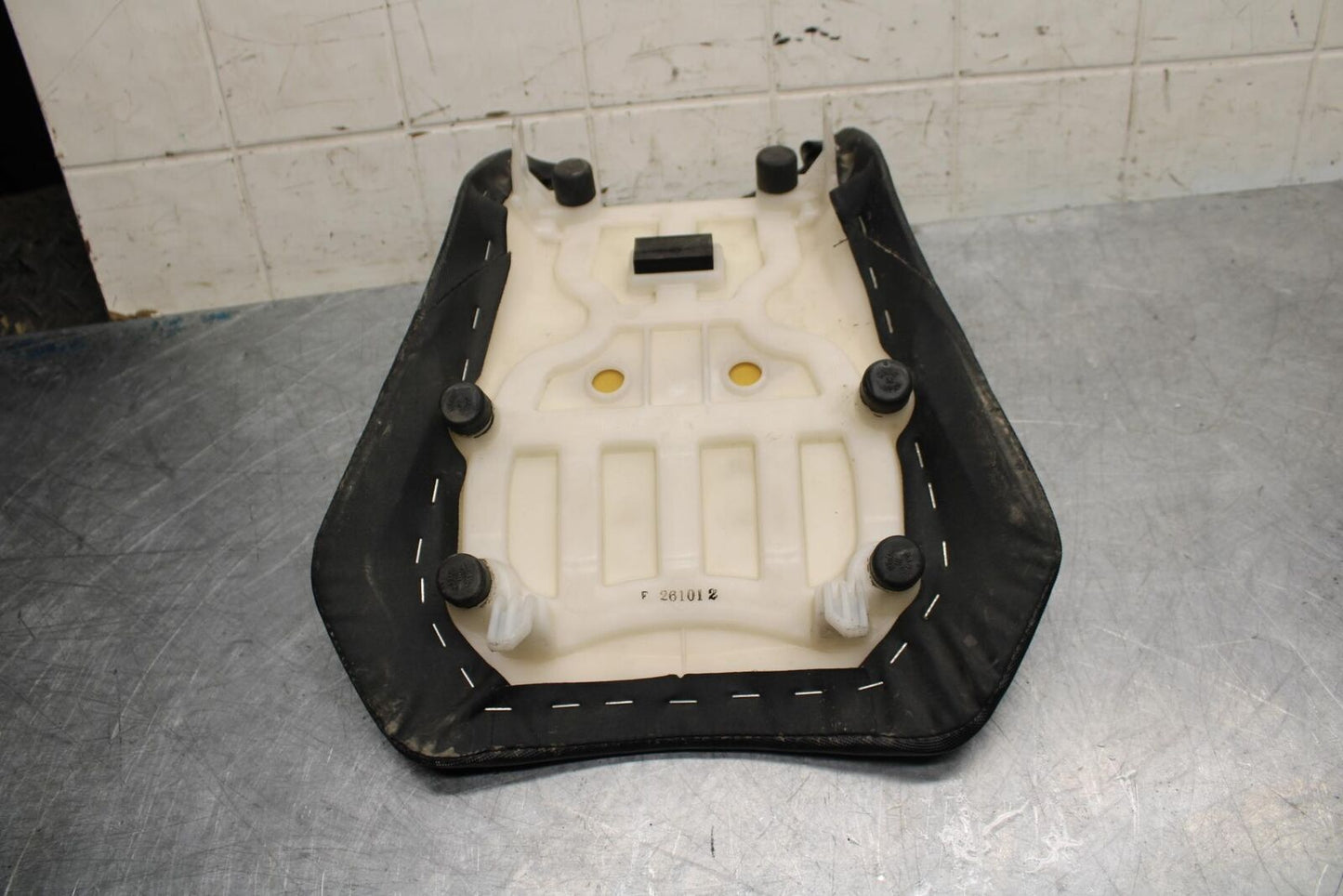 11-22 SUZUKI GSXR 600  FRONT DRIVERS SEAT PAD SADDLE  BB485