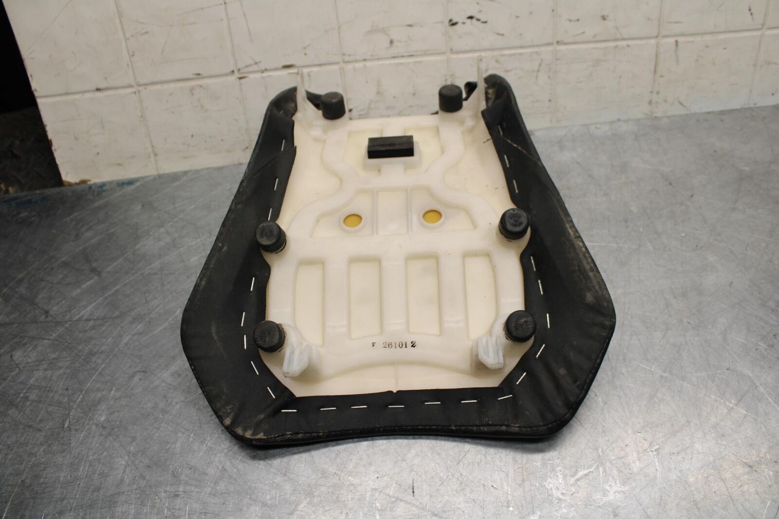 11-22 SUZUKI GSXR 600  FRONT DRIVERS SEAT PAD SADDLE  BB485