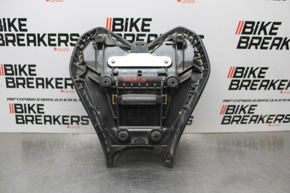 22-25 YAMAHA YZF R7 FRONT DRIVERS SEAT PAD SADDLE PILLION BB850