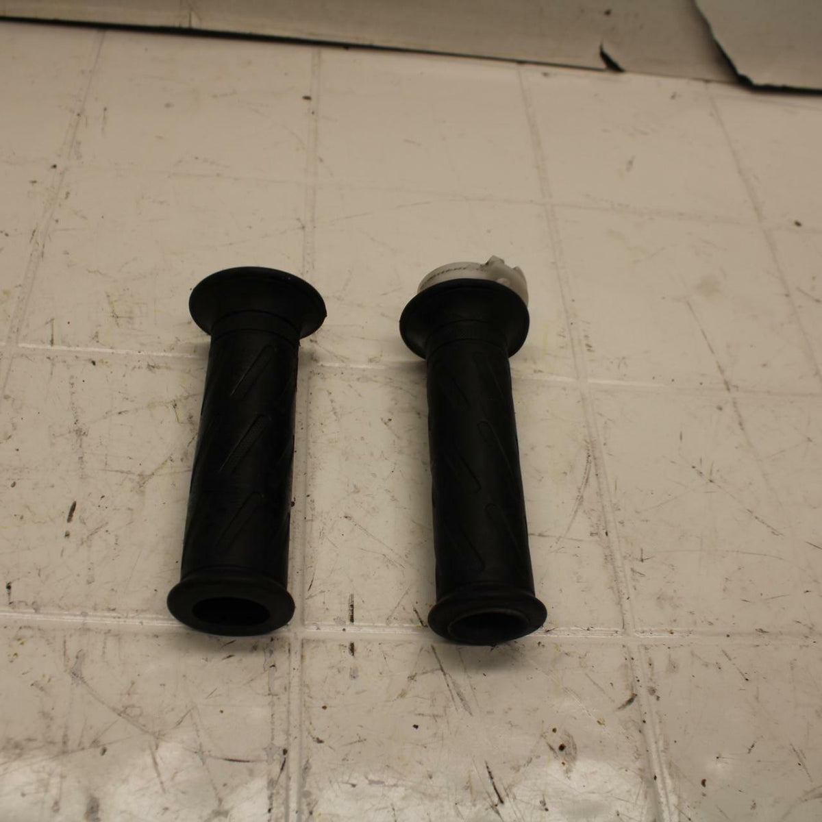01 SUZUKI GSXR1000 RIGHT THROTTLE GRIP BB10