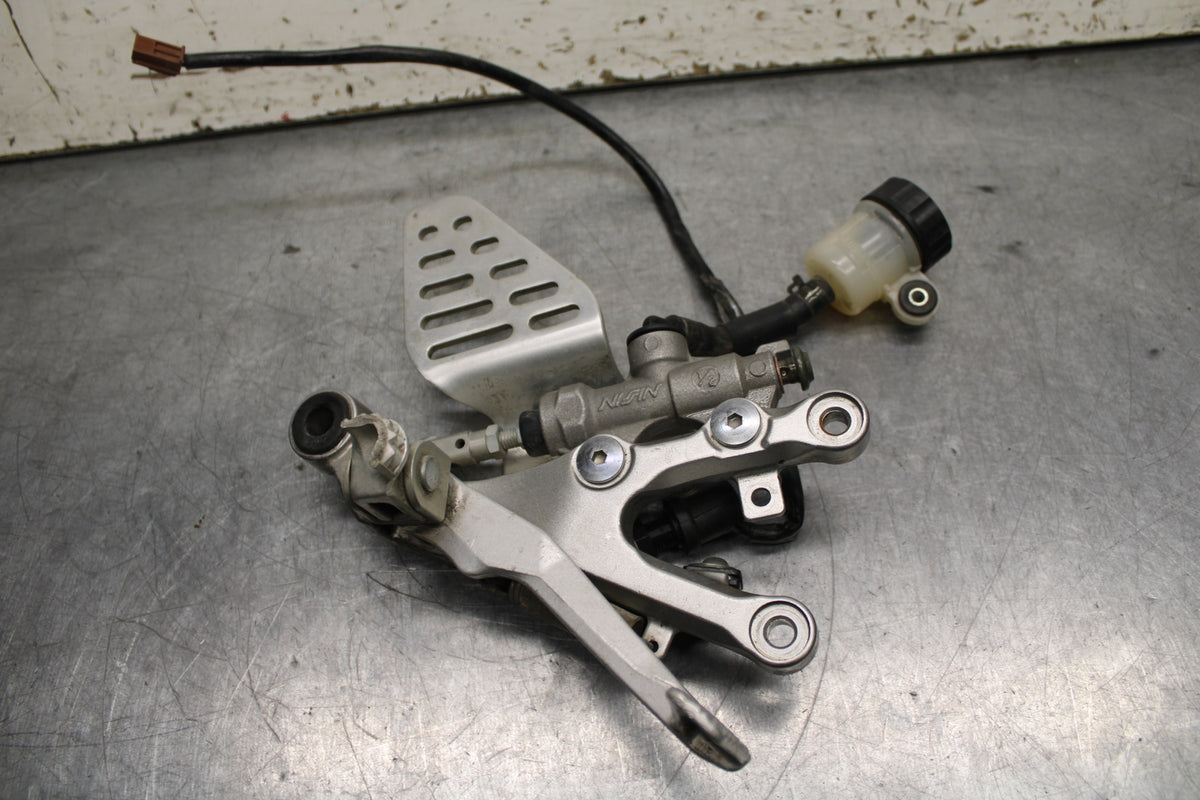 06-07 YAMAHA YZF R6 RIGHT REARSET REAR SET DRIVER FOOT PEG REST STOP BB742