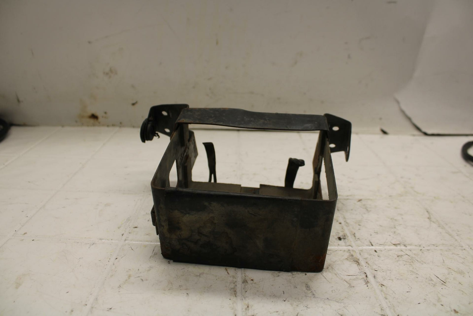 88-89 SUZUKI GSXR750J BB24 REAR BACK TAIL UNDERTAIL BATTERY TRAY PLASTIC BB15