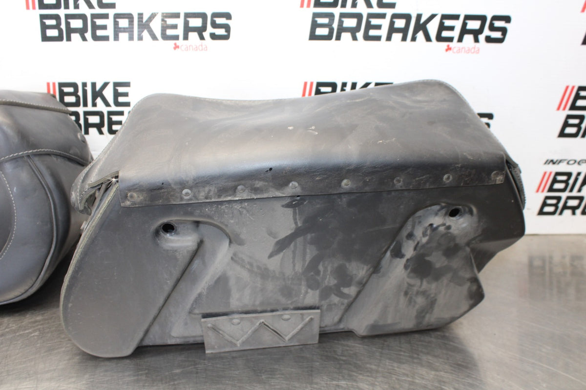 05-09 SUZUKI BOULEVARD C90 SIDE CARGO LUGGAGE SADDLEBAG BAG COMPARTMENT BB918