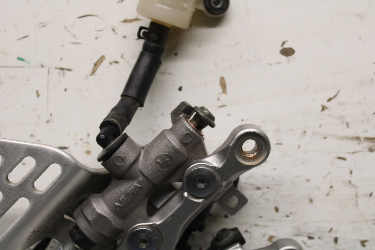 06-07 YAMAHA YZF R6 RIGHT REARSET REAR SET DRIVER FOOT PEG REST STOP BB742