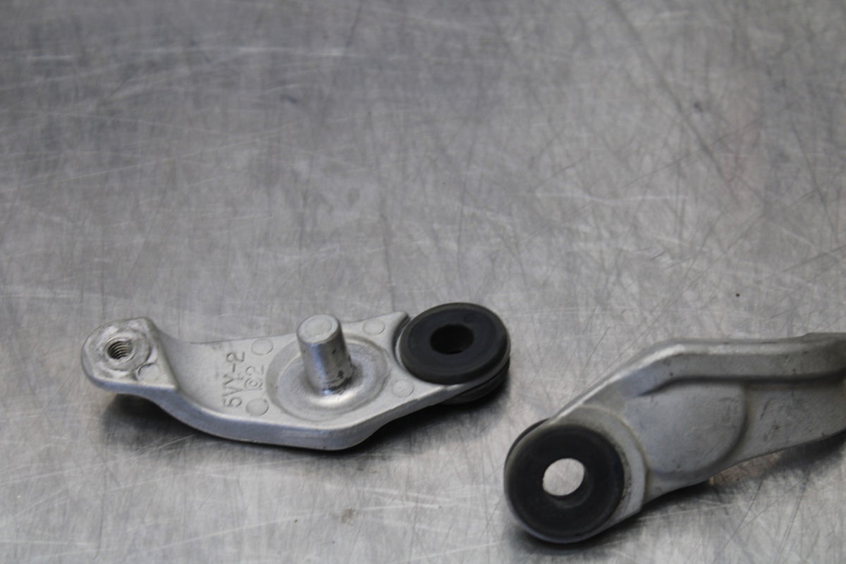 04-05 YAMAHA YZF R1 FRONT GAS TANK BRACKET SET MOUNT  BB173