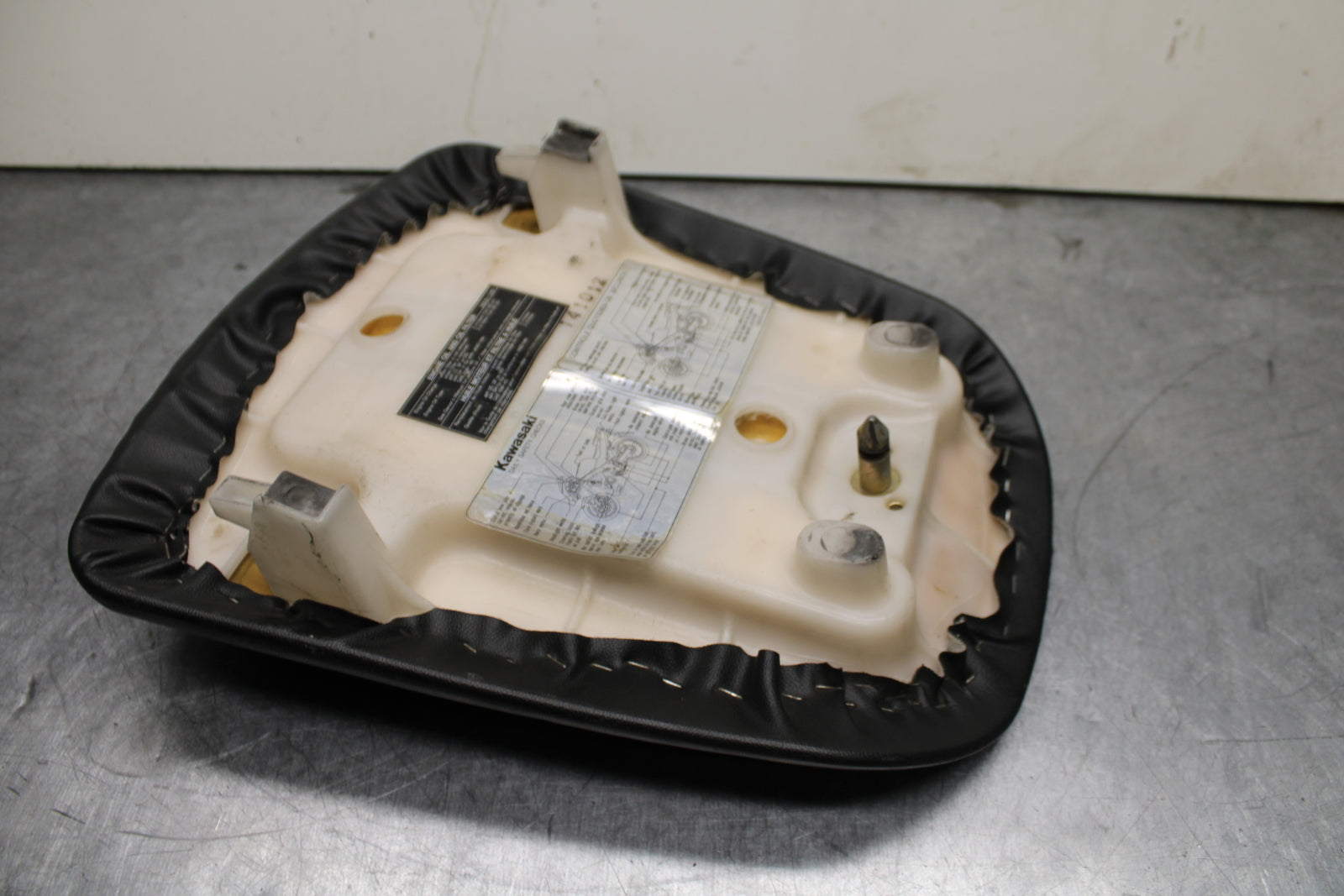 00-02 KAWASAKI NINJA ZX6R REAR BACK PASSENGER TANDEM SEAT SADDLE PILLION  BB750