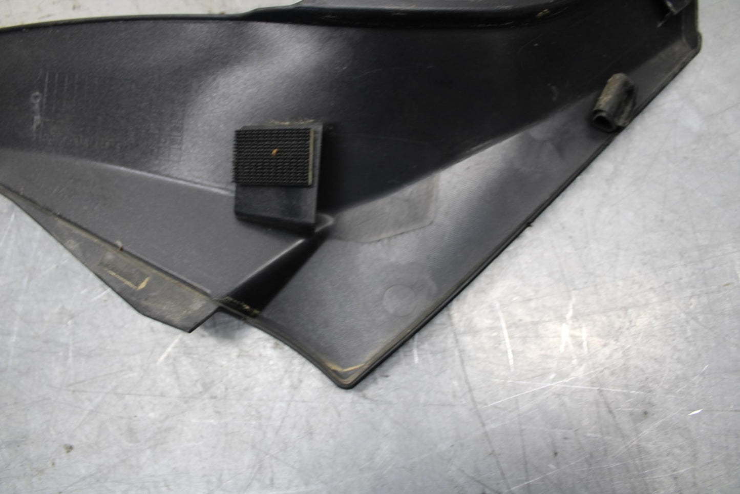 2008 Kawasaki Ninja ZX10R  RIGHT FRONT SIDE SEAT SADDLE PANEL TRIM COWL BB524