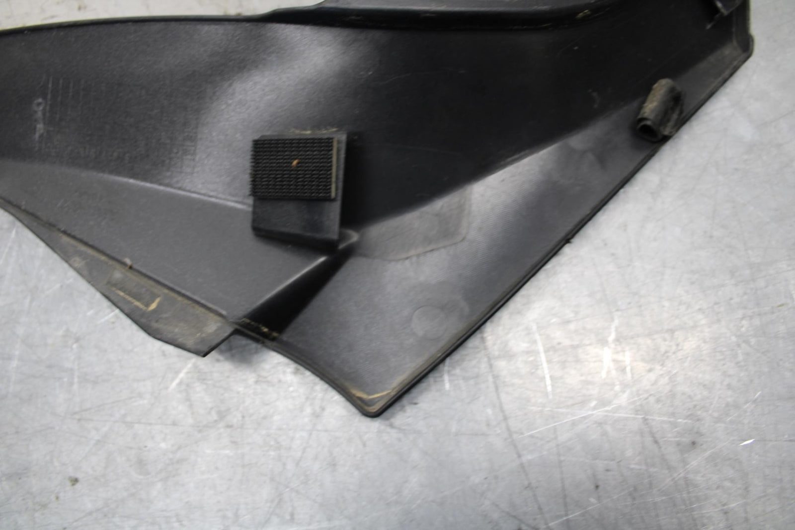 2008 Kawasaki Ninja ZX10R  RIGHT FRONT SIDE SEAT SADDLE PANEL TRIM COWL BB524