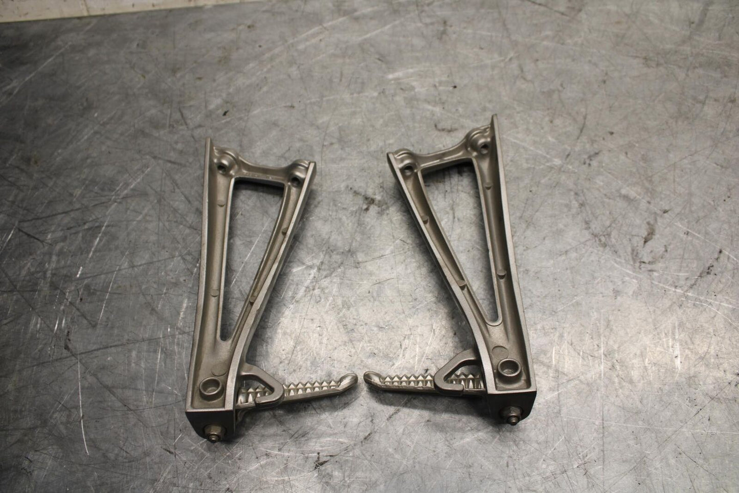 2007 Yamaha YZF R6 REAR BACK PASSENGER PEG SET PAIR 2C0-2741L-00-00 BB525