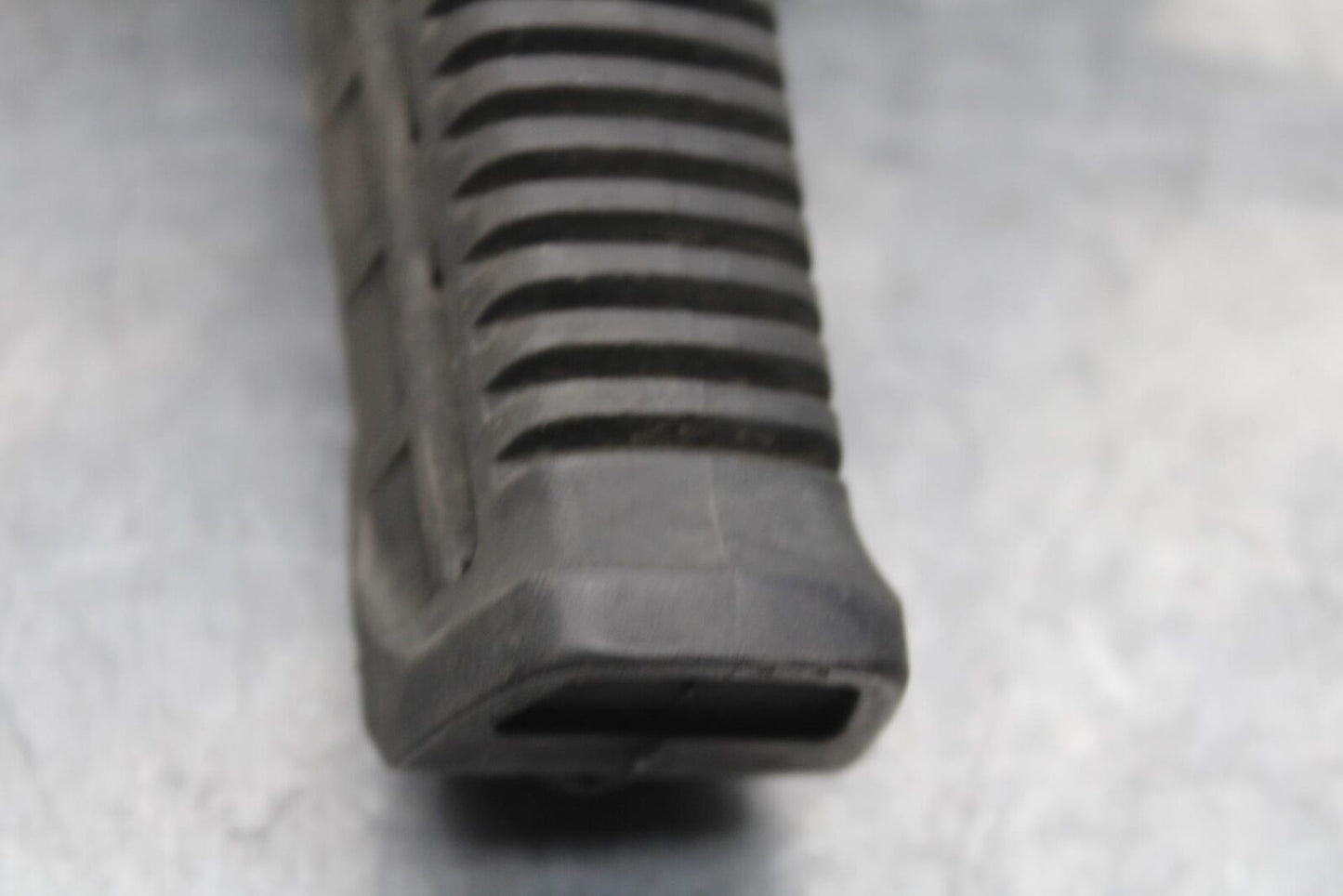 04-09 SUZUKI GS 500 FH GS500F RIGHT REARSET REAR SET DRIVER FOOT PEG REST  BB97