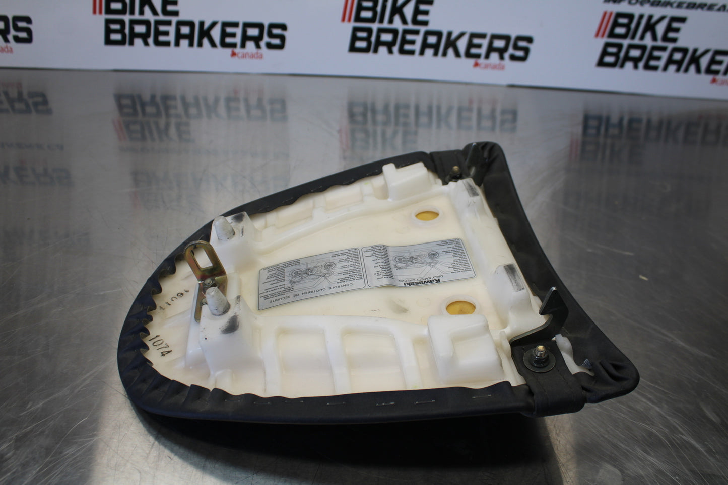 03-04 KAWASAKI NINJA ZX6R REAR BACK PASSENGER TANDEM SEAT PAD SADDLE  BB397