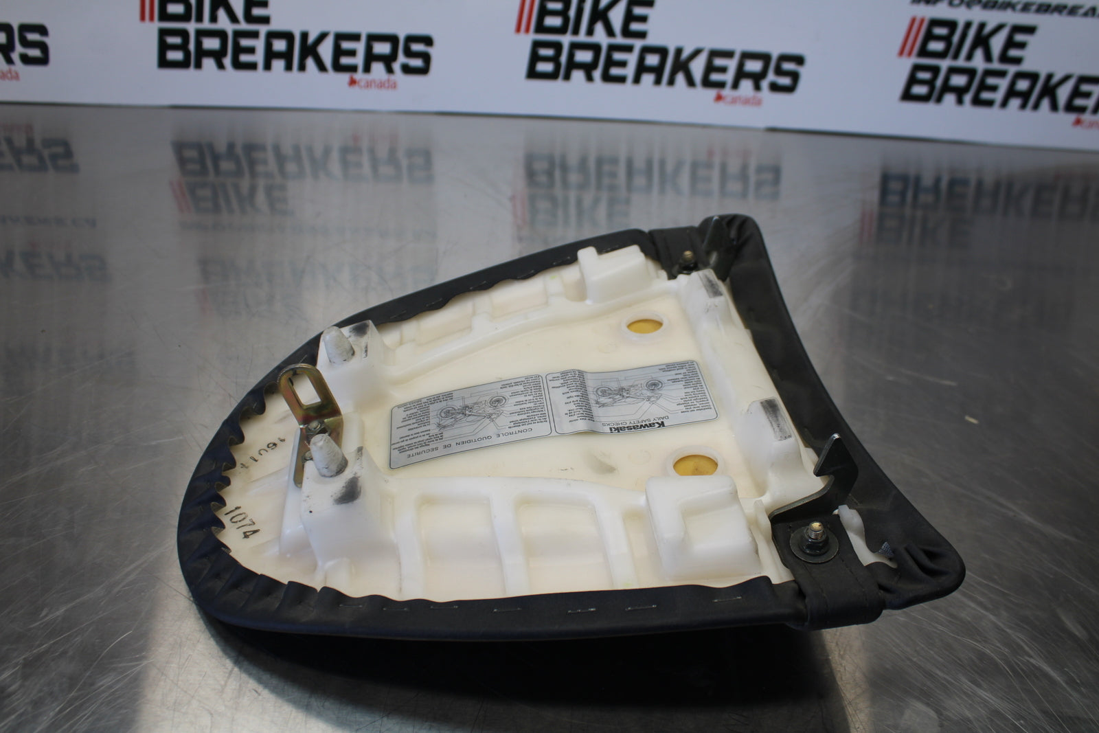 03-04 KAWASAKI NINJA ZX6R REAR BACK PASSENGER TANDEM SEAT PAD SADDLE  BB397