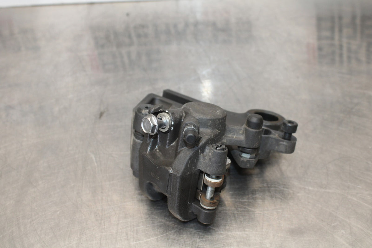 21-23 KAWASAKI NINJA ZX6R REAR BACK BRAKE CALIPER W MOUNT BRACKET BB179
