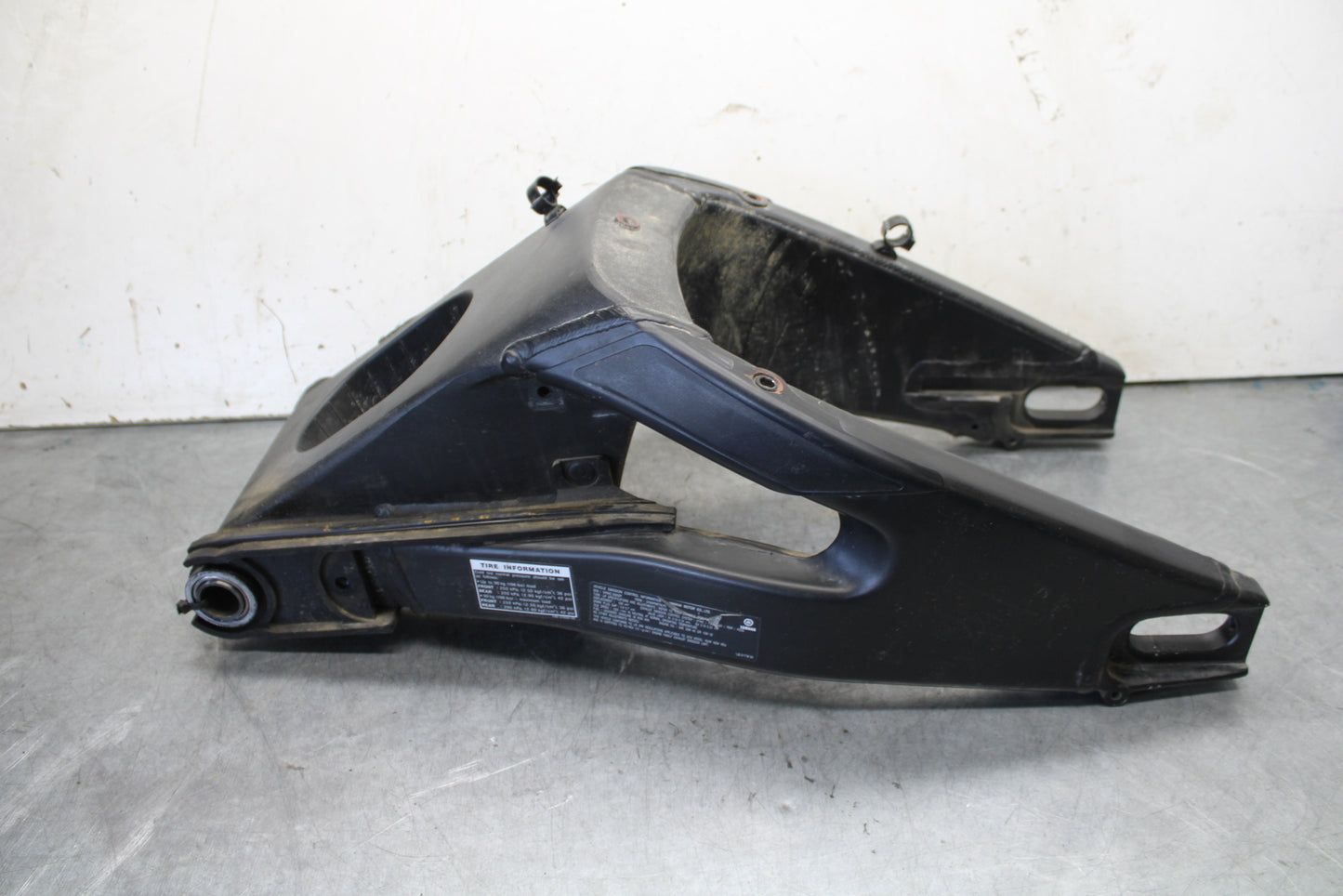 08-16 YAMAHA YZF R6 REAR SWINGARM BACK SWING ARM 13S-22110-00-00 BB665