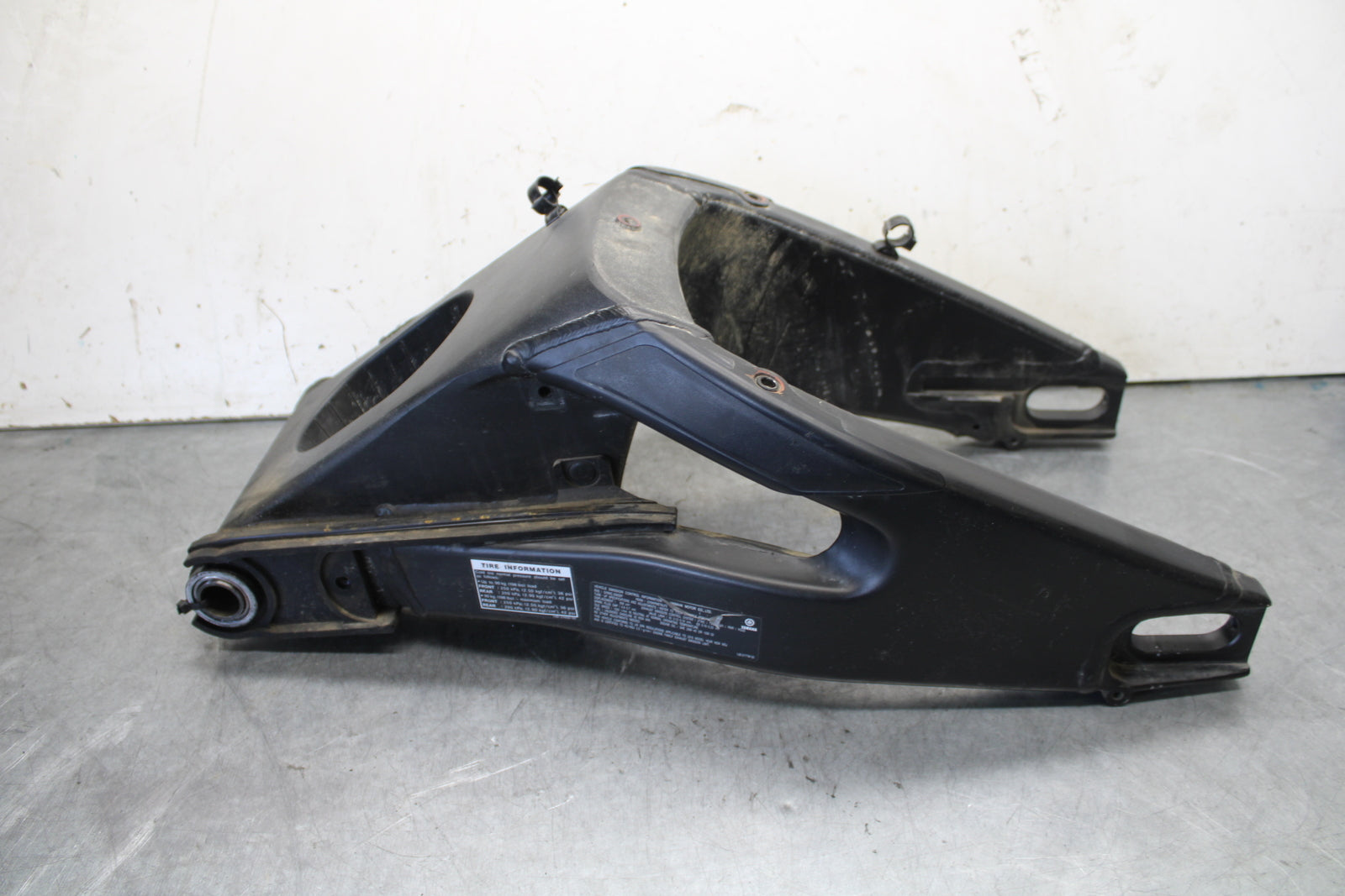 08-16 YAMAHA YZF R6 REAR SWINGARM BACK SWING ARM 13S-22110-00-00 BB665