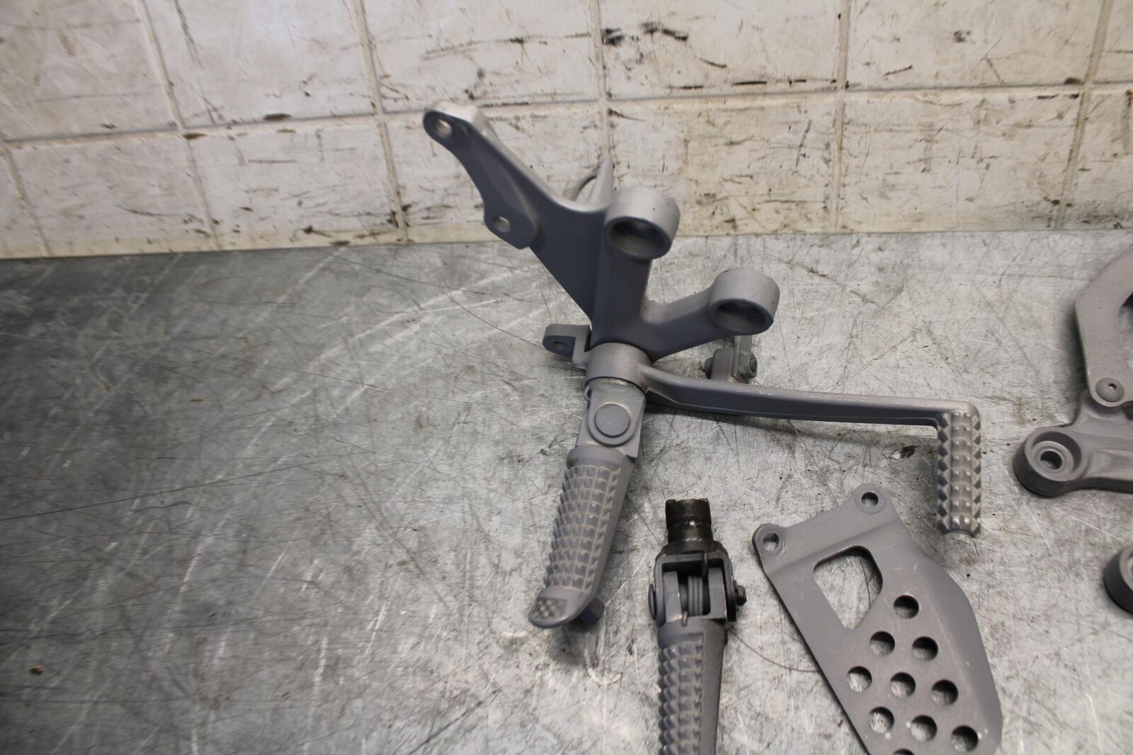 2004 Suzuki GSXR600 LEFT RIGHT REARSET REAR SET DRIVER PEG BRACKETS MOUNTS BB528