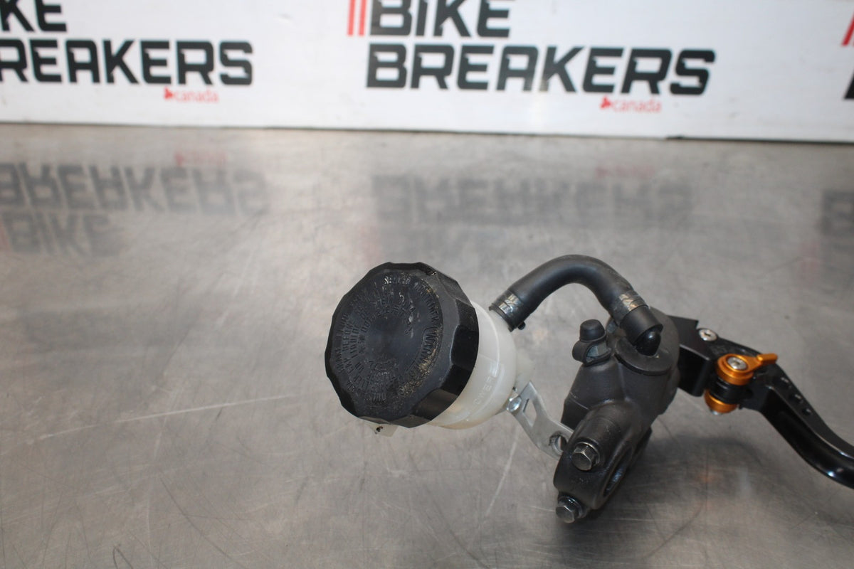 11-26 SUZUKI GSXR750 FRONT BRAKE MASTER CYLINDER w/ LEVER BB900