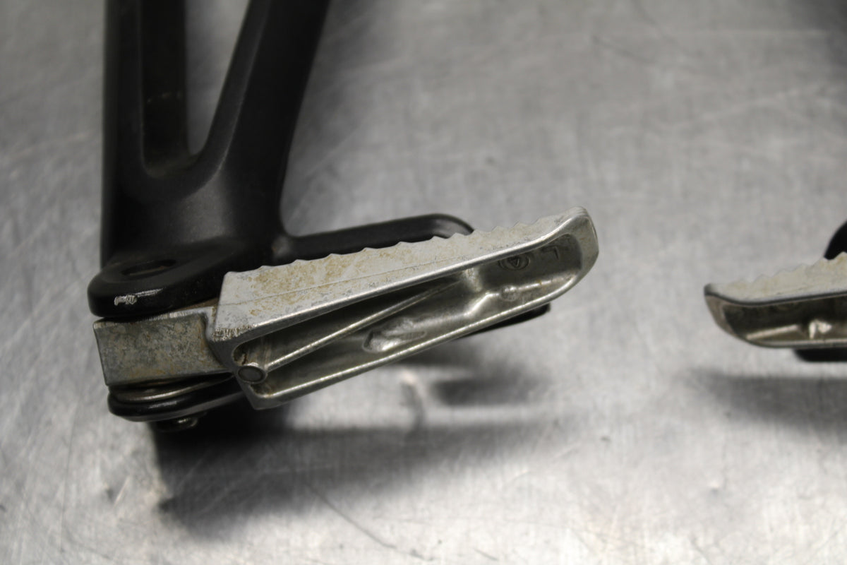 09 SUZUKI GSXR600 REAR BACK PASSENGER PEG SET PAIR BB759