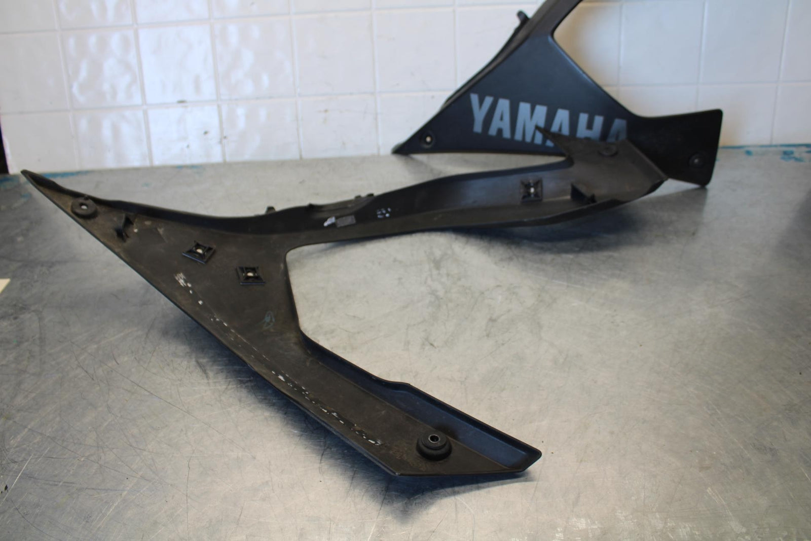 17-18 YAMAHA YZF R3 LOWER BOTTOM BELLY FAIRING COWL BB438 