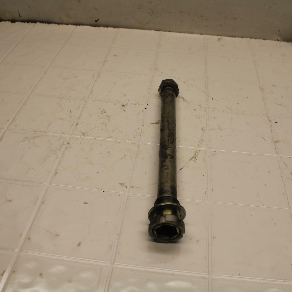 08-16 YAMAHA YZF R6 REAR BACK SWINGARM BOLT SUSPENSION PIVOT AXLE BB406
