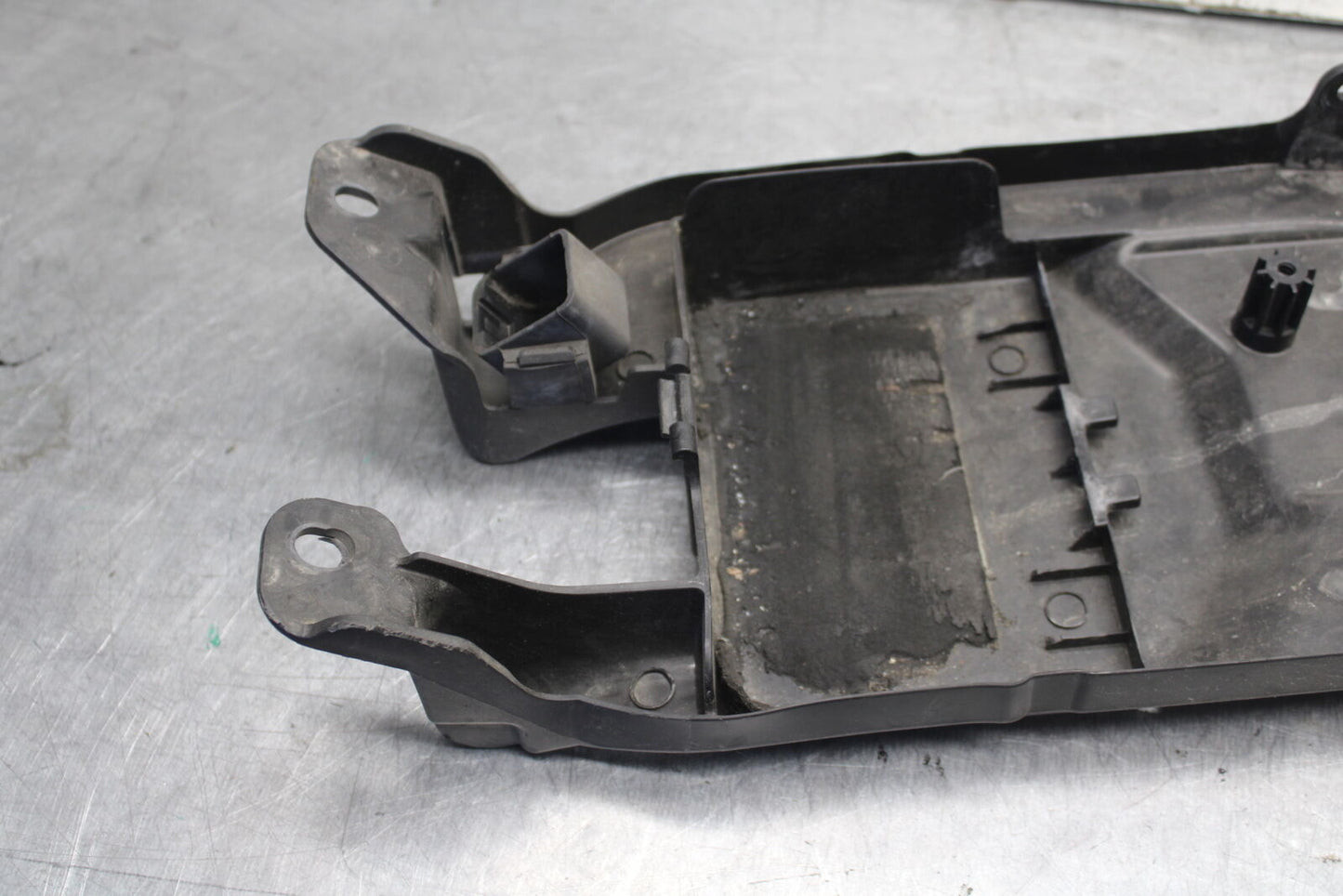 09-12 KAWASAKI NINJA ZX6R REAR BACK TAIL UNDERTAIL BATTERY TRAY PLASTIC BB698