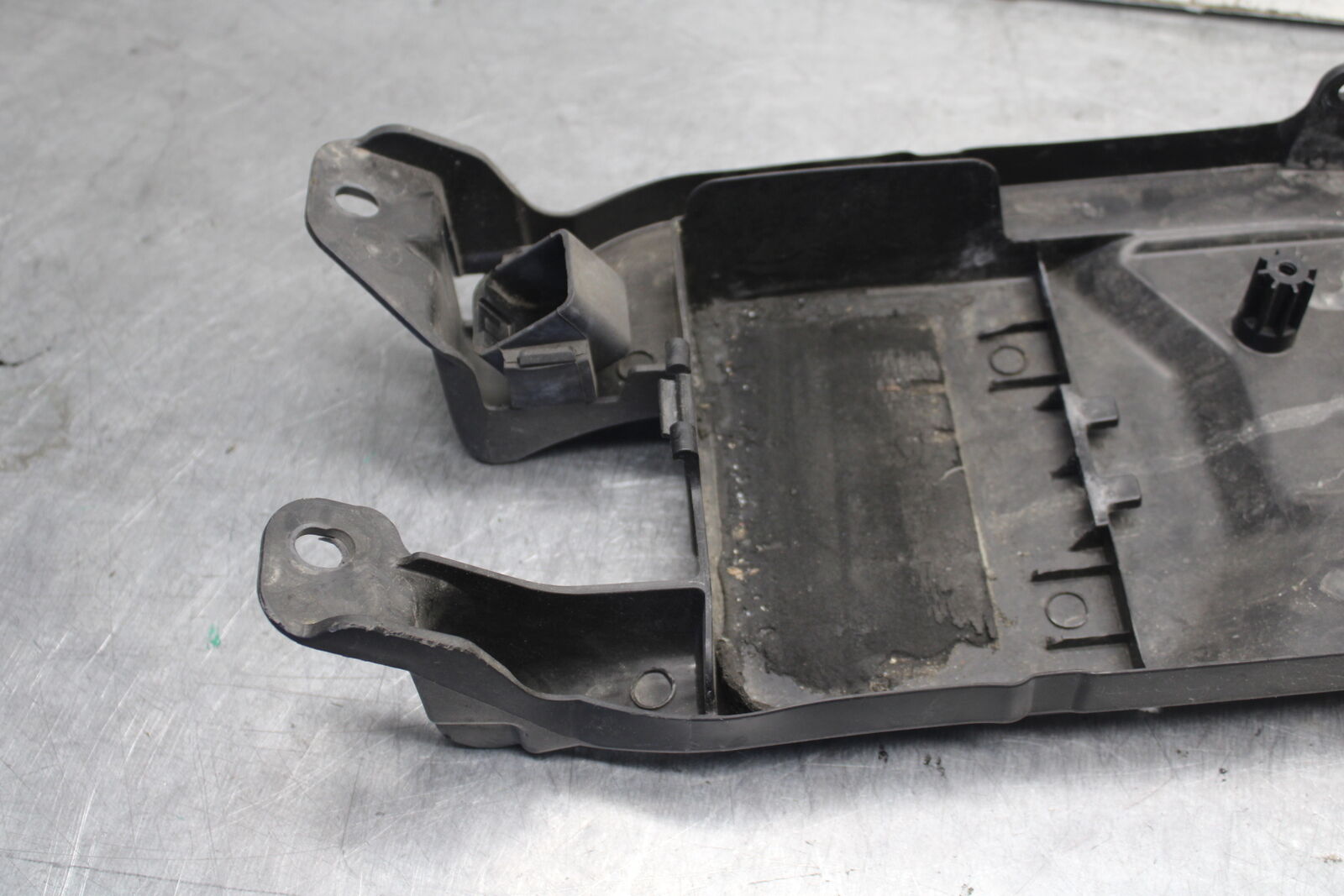 09-12 KAWASAKI NINJA ZX6R REAR BACK TAIL UNDERTAIL BATTERY TRAY PLASTIC BB698