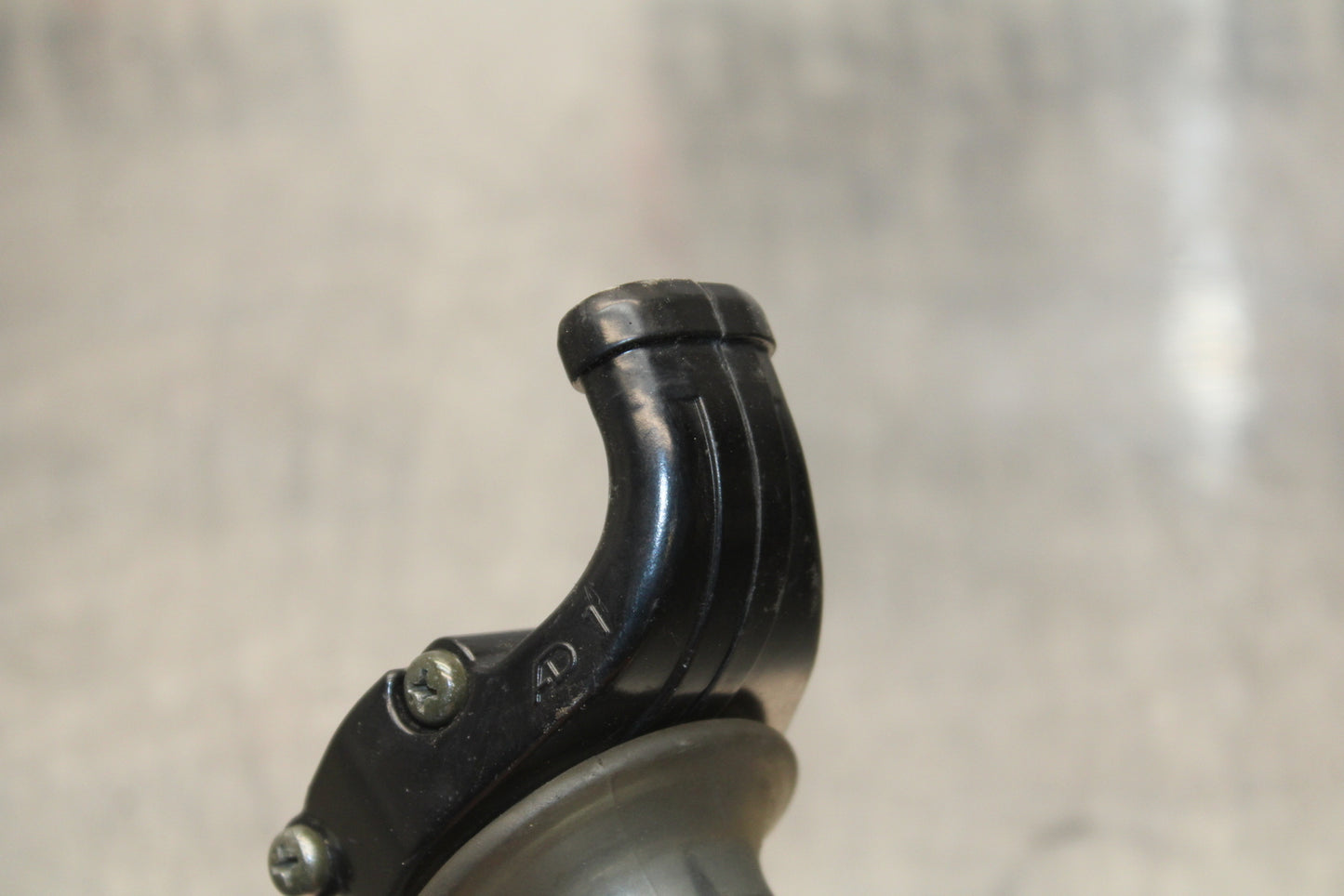 04-05 KAWASAKI NINJA ZX10R THROTTLE CABLE LINE HOUSING GUIDE BB163