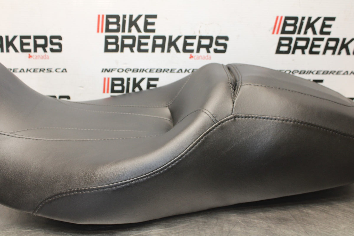 22 HARLEY-DAVIDSON SOFTAIL FRONT REAR SEAT SADDLE  BB859