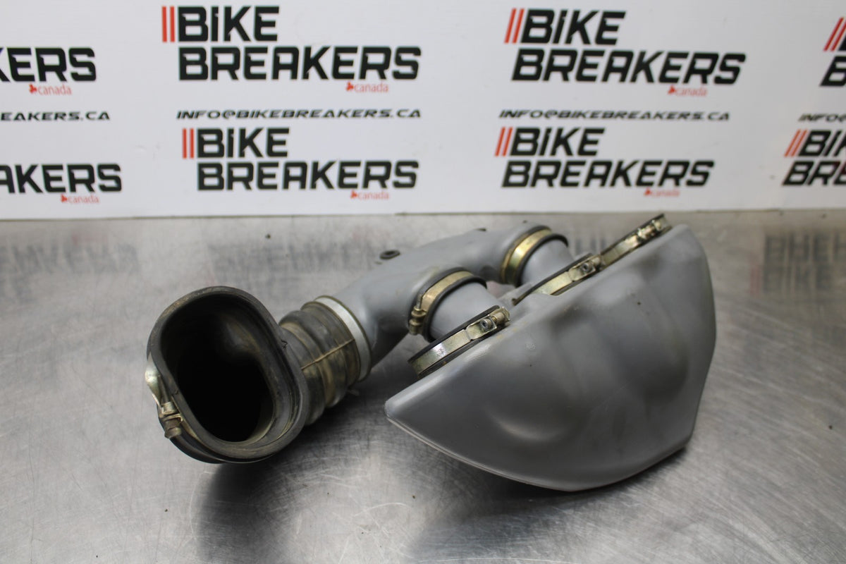 05 TRIUMPH ROCKET III AIR INTAKE DUCT TUBE BB186