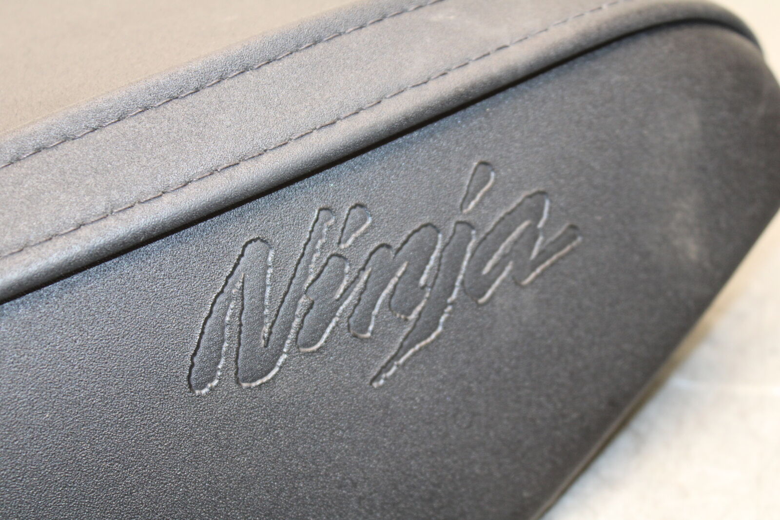 21 KAWASAKI NINJA ZX6R REAR BACK PASSENGER TANDEM SEAT PAD SADDLE PILLION BB647