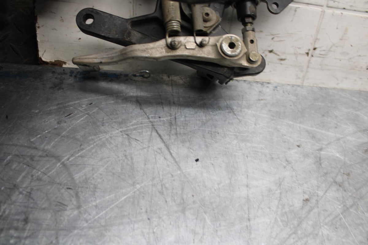 18 YAMAHA YZF R1  RIGHT REARSET REAR SET DRIVER FOOT PEG REST STOP BB473