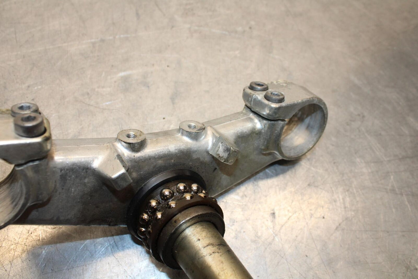 2001 Yamaha YZF R6 FRONT FORKS CLAMP LOWER TRIPLE TREE STEM 5MT-23340-00-00 BB68