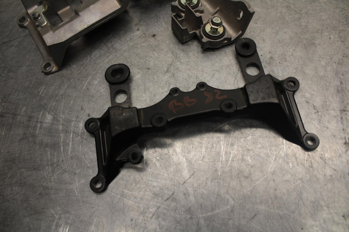 2015 Yamaha FJ09 SEAT MOUNTING BRACKET MOUNT BB41
