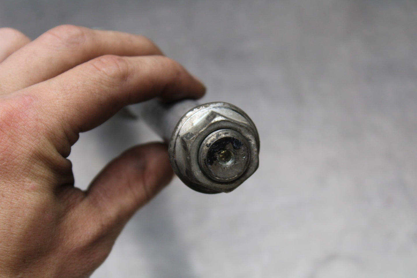 08 KAWASAKI VULCAN 900 FRONT WHEEL RIM AXLE PIVOT BOLT BB184