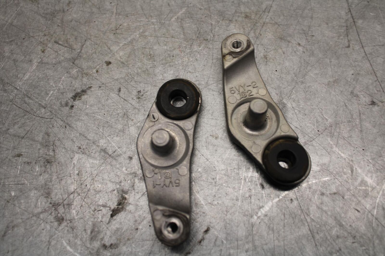 2007 Yamaha YZF R6 FRONT GAS TANK BRACKET MOUNT BB525