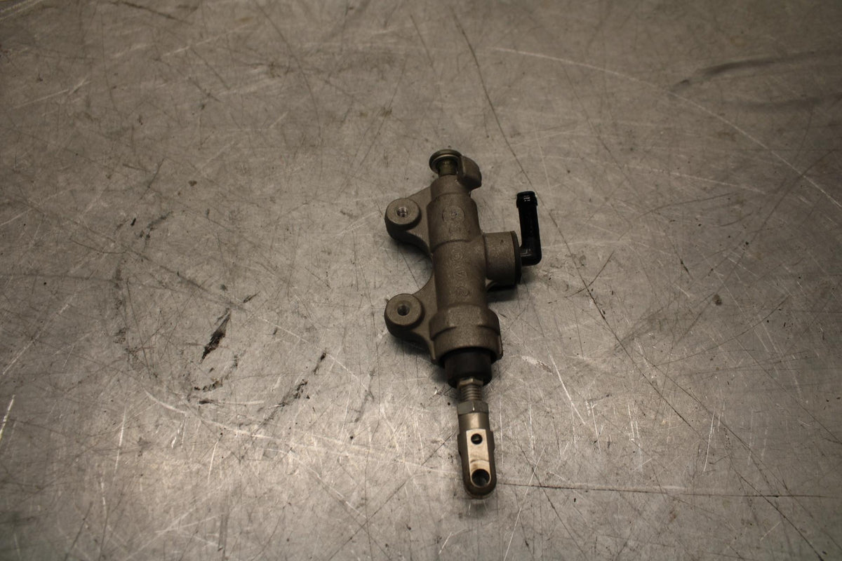 2007 Yamaha YZF R6 REAR BACK BRAKE MASTER CYLINDER 2C0-2583V-01-00 BB525