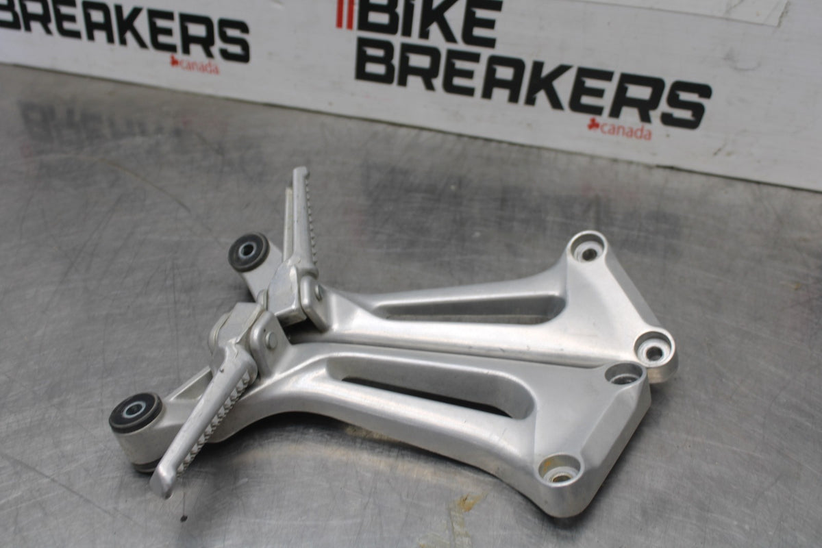 98-05 HONDA SUPER HAWK 1000 VTR1000F REAR BACK PASSENGER PEG SET PAIR BB924