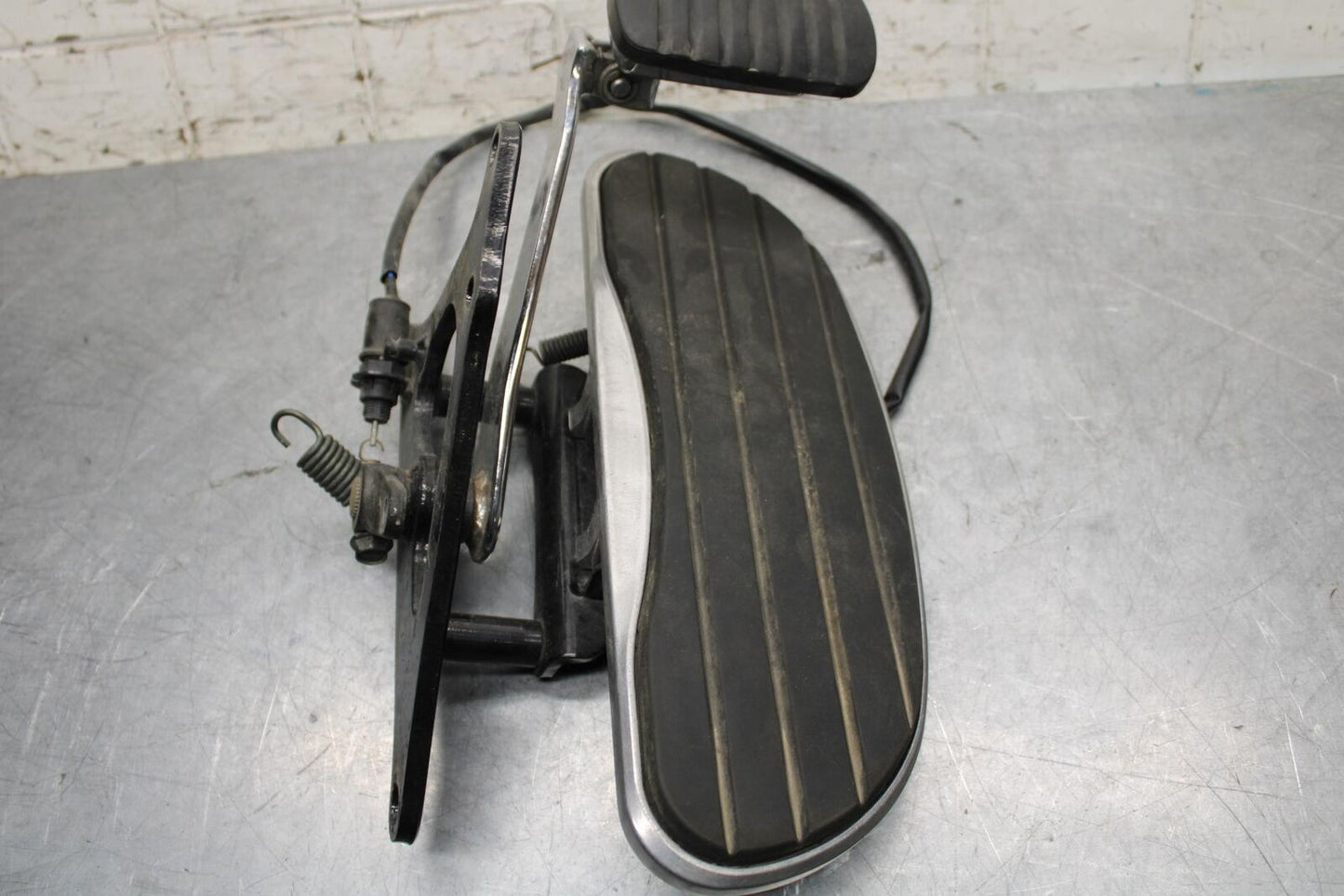 2005 Kawasaki Vulcan 1600 VN1600D Nomad RIGHT FRONT FOOT REST PEG STEP BB556