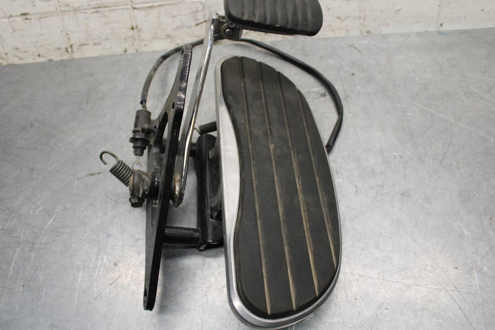 2005 Kawasaki Vulcan 1600 VN1600D Nomad RIGHT FRONT FOOT REST PEG STEP BB556