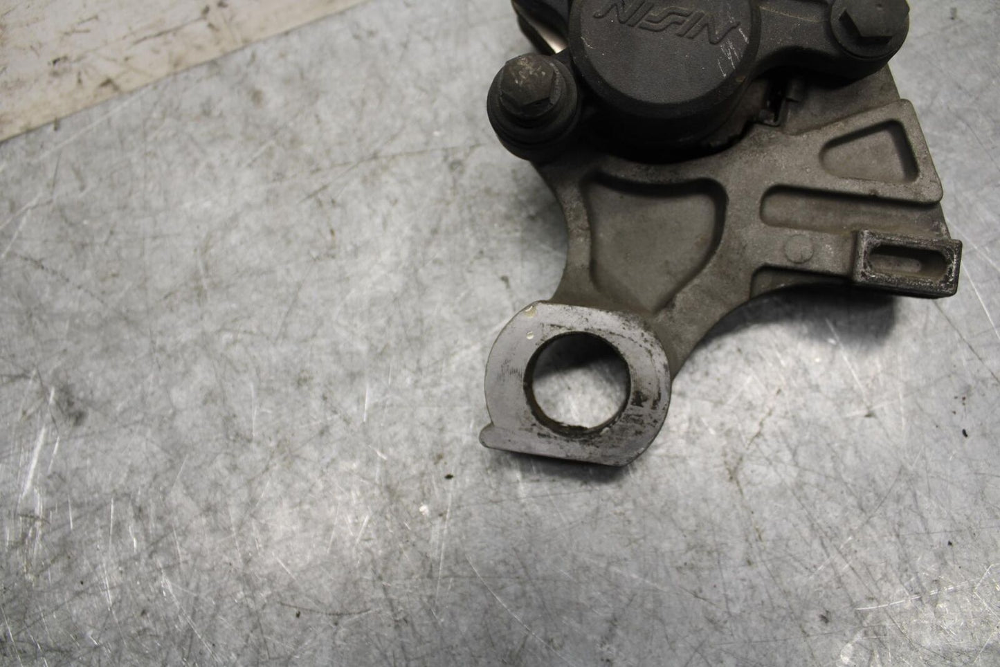 2003 Yamaha YZF R6 REAR BACK BRAKE CALIPER W MOUNT BRACKET BB539