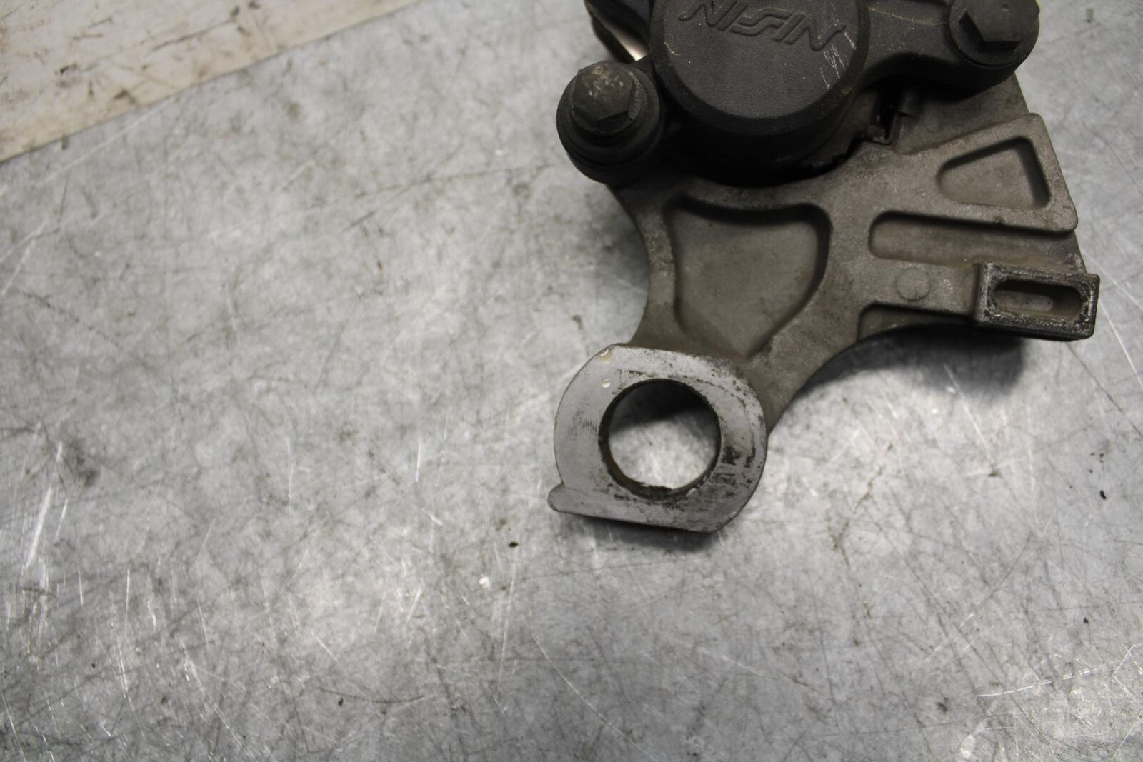 2003 Yamaha YZF R6 REAR BACK BRAKE CALIPER W MOUNT BRACKET BB539