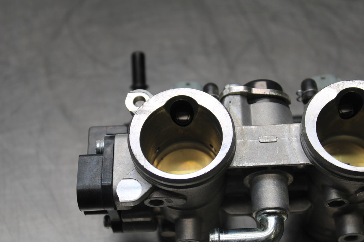 23 YAMAHA YZF R3 MAIN FUEL INJECTORS / THROTTLE BODIES BB806
