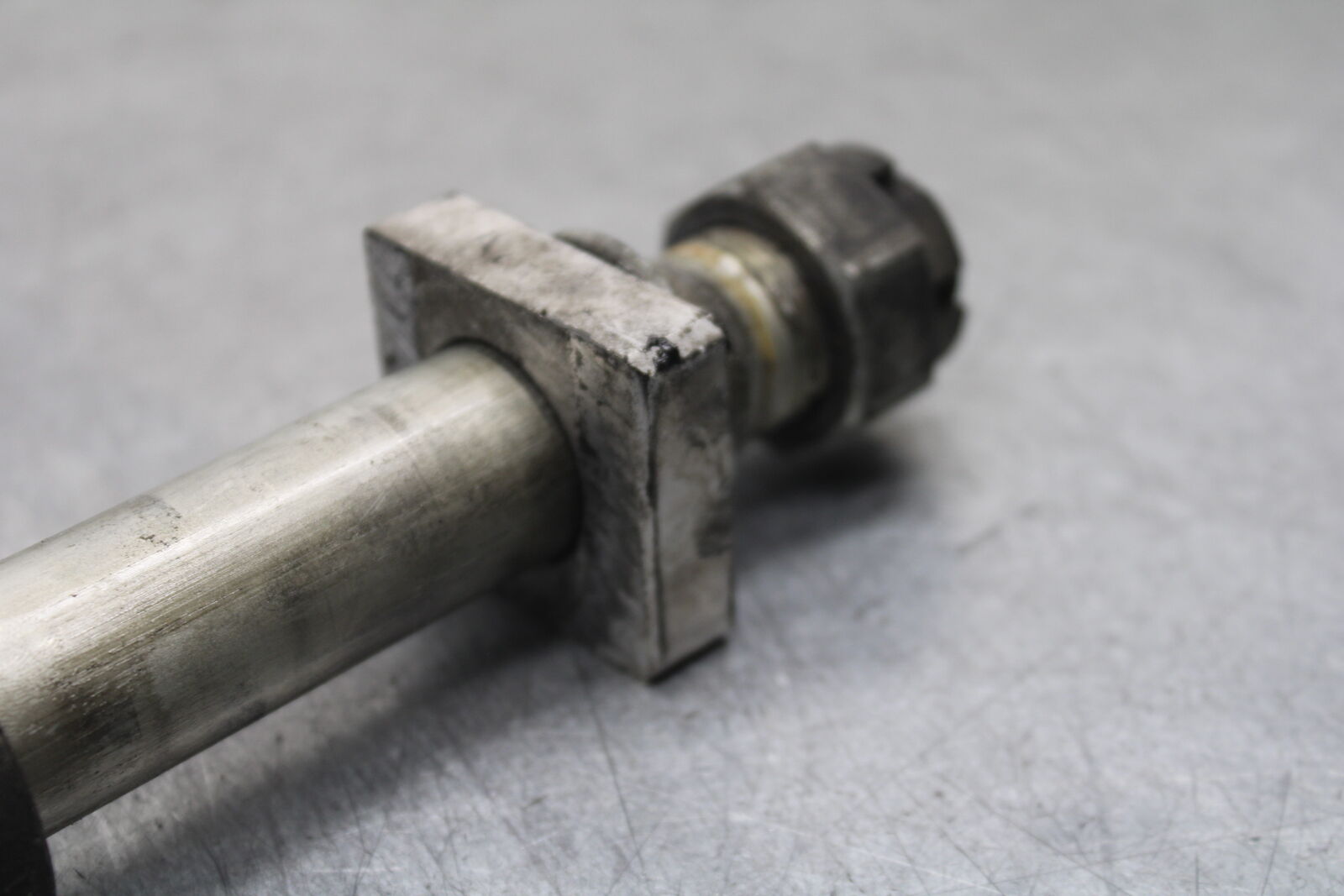 09-12 KAWASAKI NINJA ZX6R REAR AXLE BACK WHEEL RIM BOLT AXEL 41068-0035  BB698