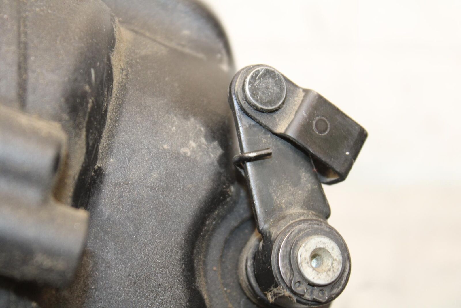 2006 Yamaha YZF R6 CLUTCH SIDE ENGINE MOTOR COVER 2C0-15421-00-00 BB560