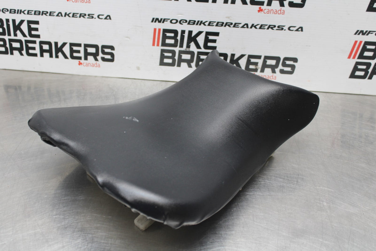 06-07 SUZUKI GSXR750 FRONT DRIVERS SEAT PAD SADDLE PILLION BB811